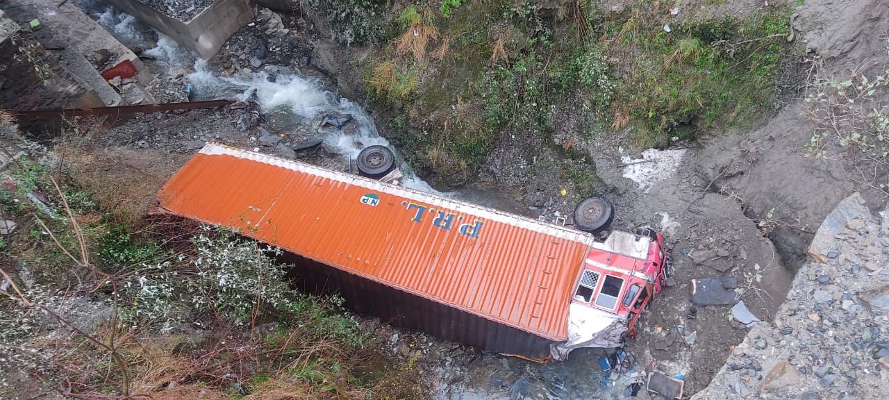 'Driver injured after Truck plunges into deep gorge on Jmu-Sgr NHW'